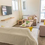 Modern, Cheerful & Dream Catching In Corinth