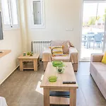 Modern, Cheerful & Dream Catching In Corinth 伊斯米亚