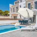 Modern, Cheerful & Dream Catching In Corinth * 伊斯米亚