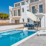 Villa Modern, Cheerful & Dream Catching In Corinth *