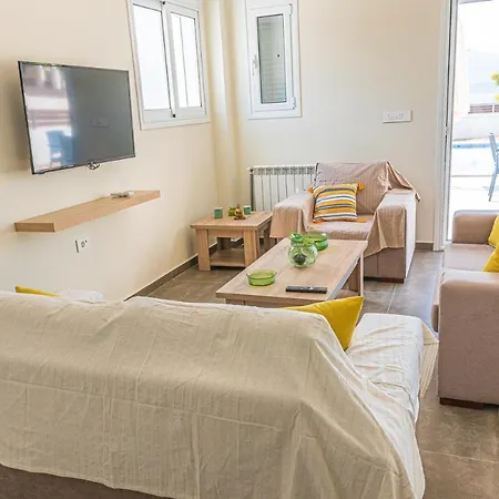 Modern, Cheerful & Dream Catching In Corinth