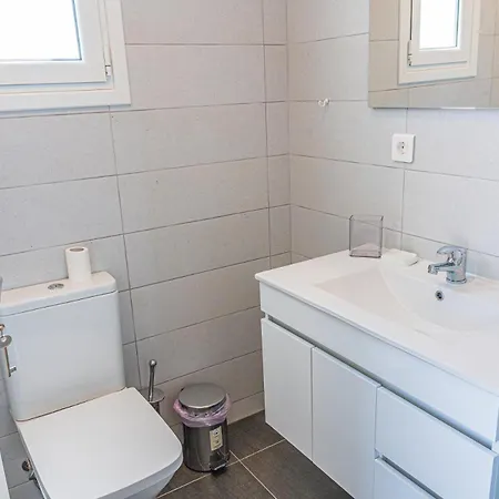 Modern, Cheerful & Dream Catching In Corinth