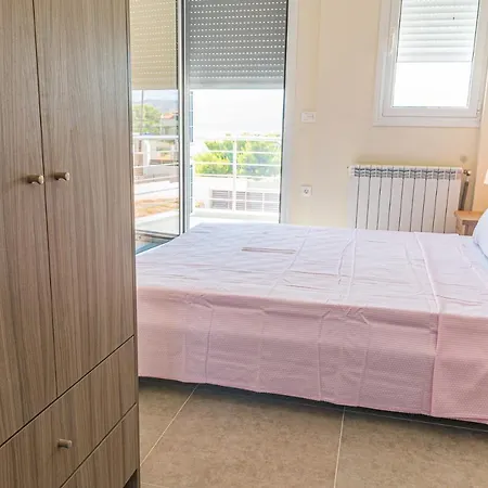 Modern, Cheerful & Dream Catching In Corinth * Isthmia