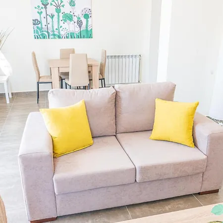 Modern, Cheerful & Dream Catching In Corinth