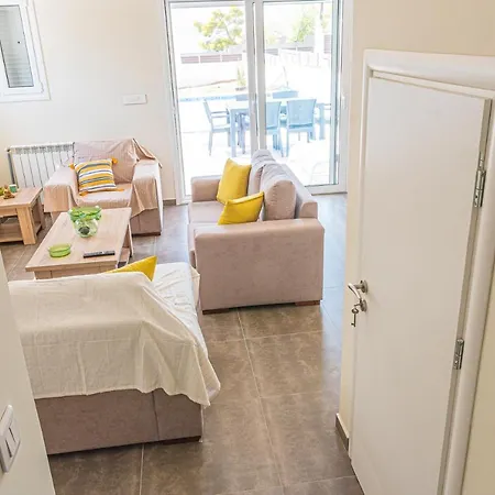 Modern, Cheerful & Dream Catching In Corinth