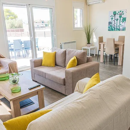 Modern, Cheerful & Dream Catching In Corinth