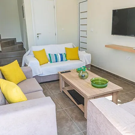 Modern, Cheerful & Dream Catching In Corinth