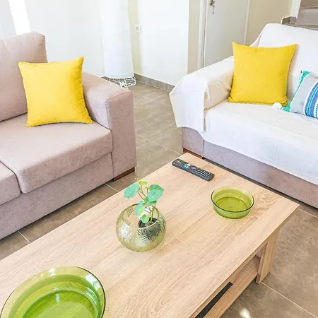 Modern, Cheerful & Dream Catching In Corinth