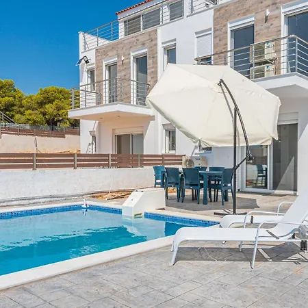 Modern, Cheerful & Dream Catching In Corinth * Isthmia