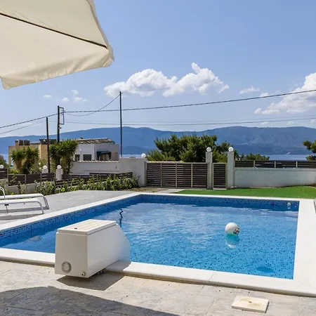 Modern, Cheerful & Dream Catching In Corinth