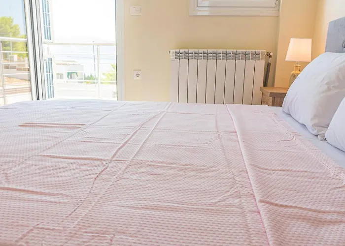 Modern, Cheerful & Dream Catching In Corinth