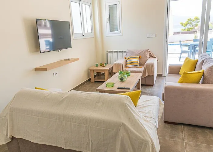 Modern, Cheerful & Dream Catching In Corinth