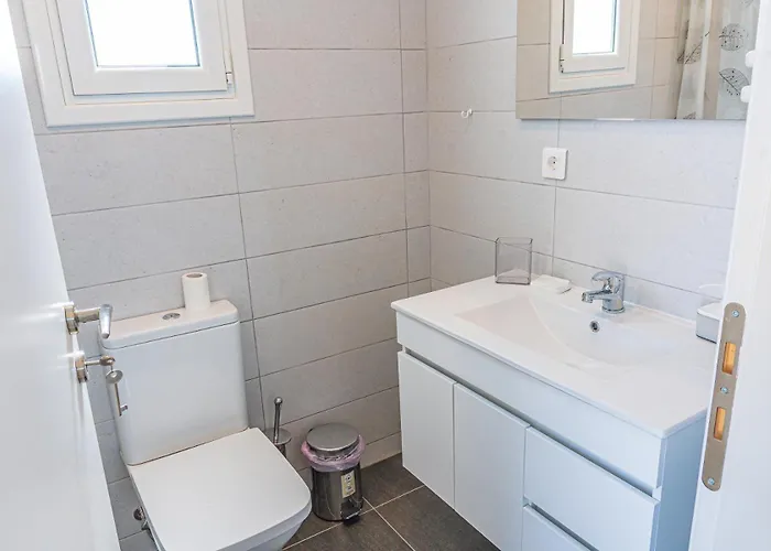 Modern, Cheerful & Dream Catching In Corinth