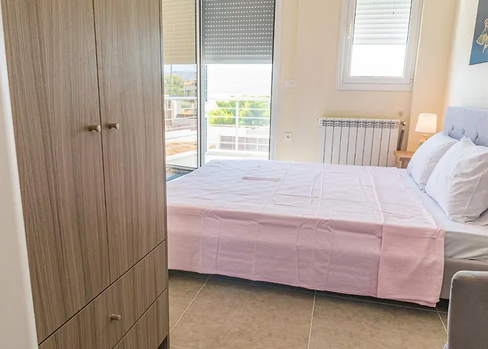 Modern, Cheerful & Dream Catching In Corinth * Истмия