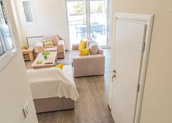 Modern, Cheerful & Dream Catching In Corinth