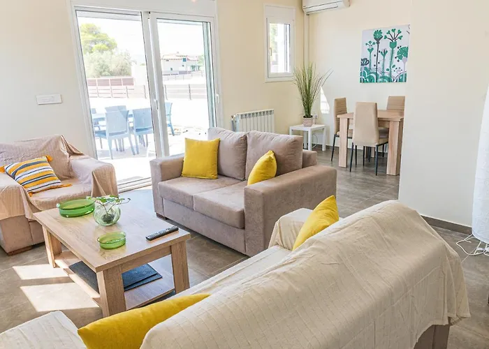 Modern, Cheerful & Dream Catching In Corinth