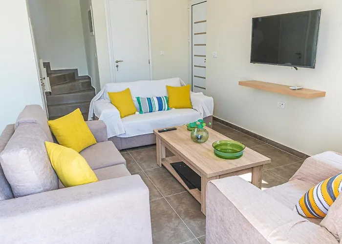 Modern, Cheerful & Dream Catching In Corinth