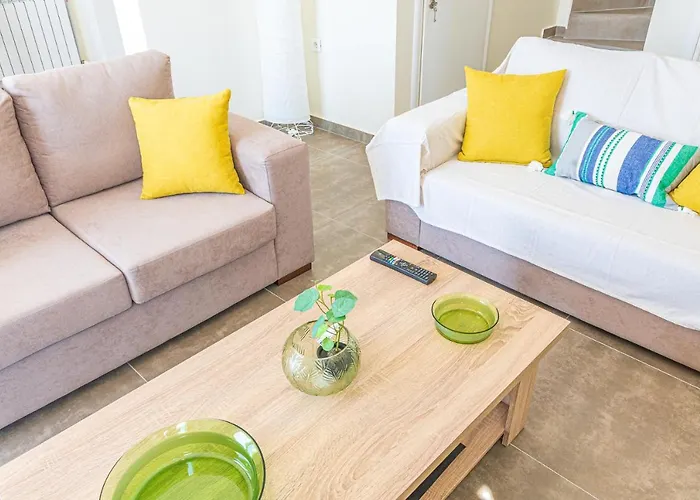 Modern, Cheerful & Dream Catching In Corinth