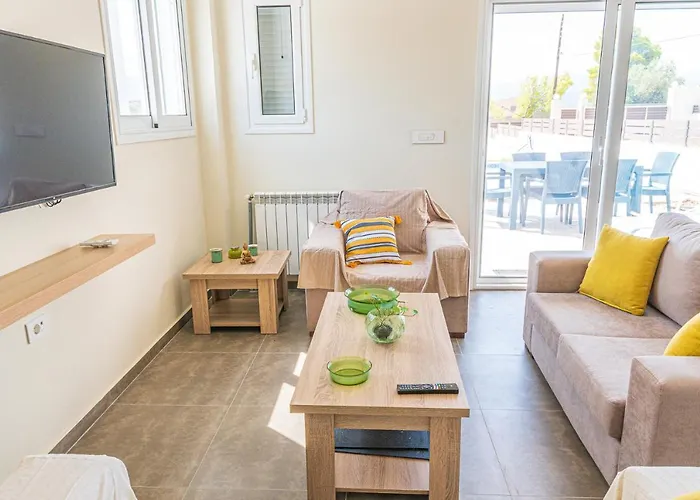 Modern, Cheerful & Dream Catching In Corinth إسثْمِيا