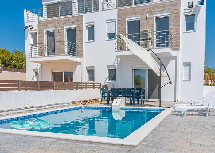 Modern, Cheerful & Dream Catching In Corinth * Истмия