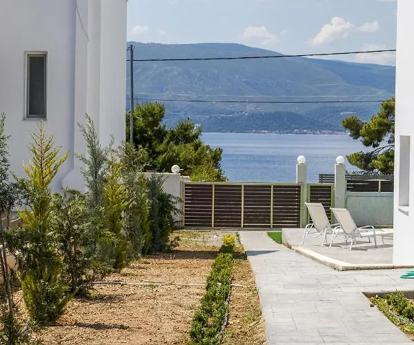 فيلة Modern, Cheerful & Dream Catching In Corinth إسثْمِيا